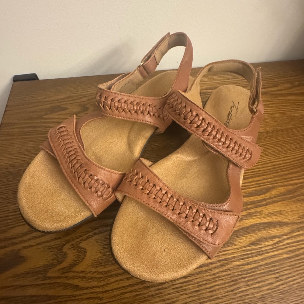 Trotters Woven Leather Sandals in color “Luggage”. Size 9 Wide